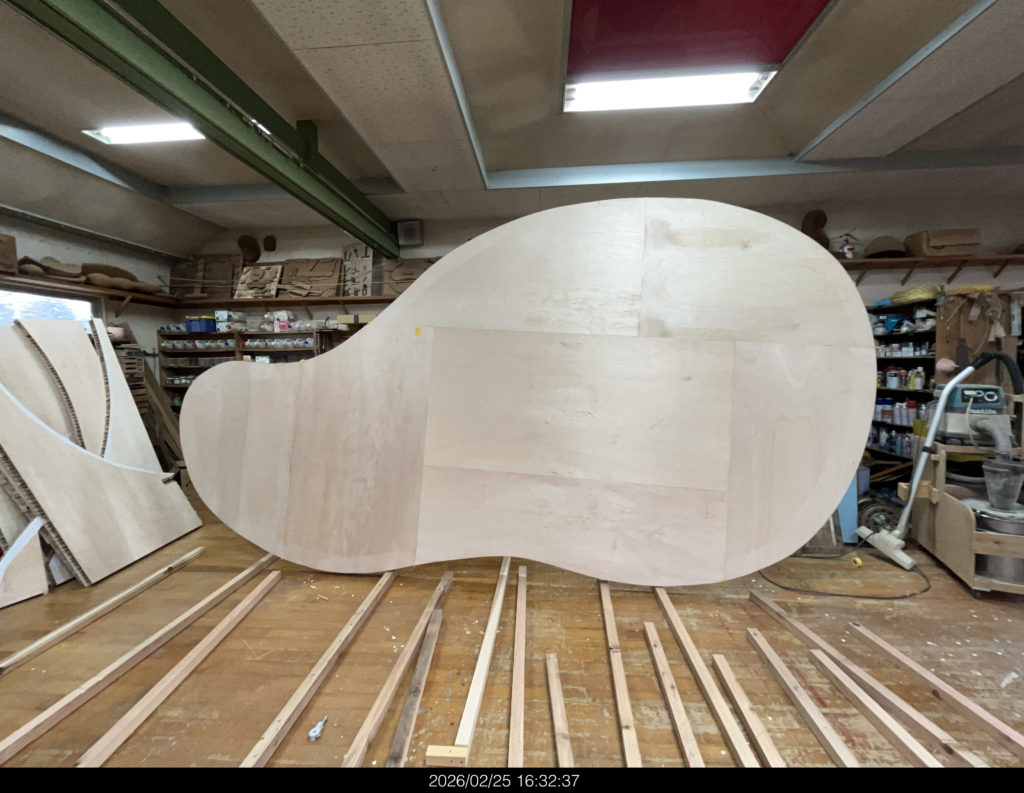 ベニヤ板の大きな作品